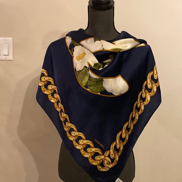 Chanel coco square silk scarf - Picture 3 of 14